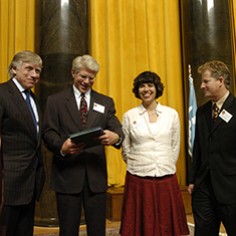 Kenneth R. Weiss, Usha Lee McFarling, and Rick Loomis of Los Angeles ...